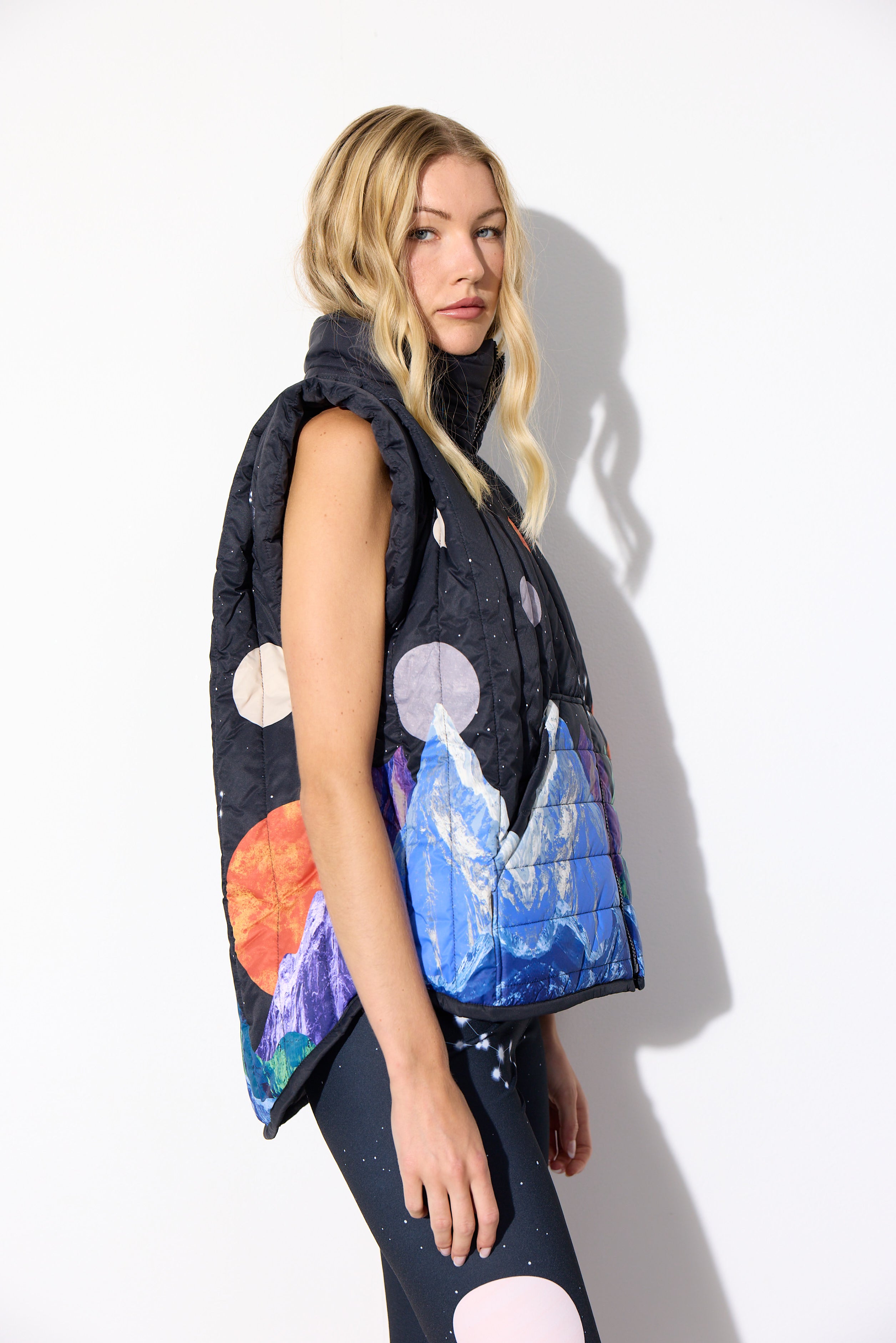 HUNKØN Justice Short vest Vests Outer Space Art Print