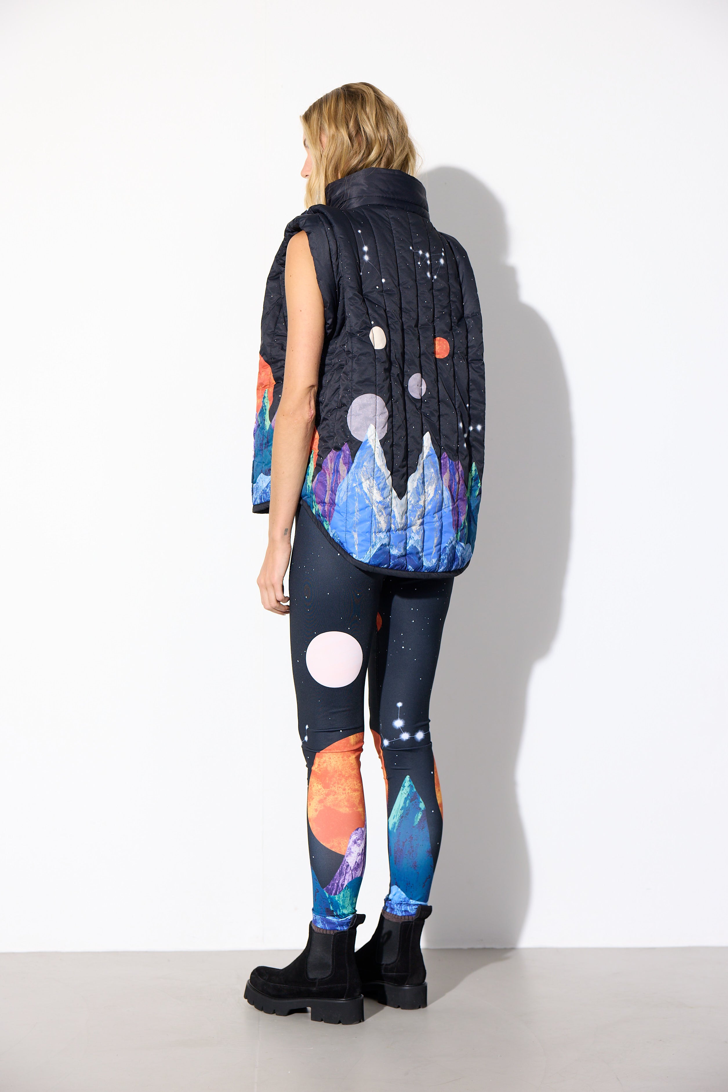 HUNKØN Justice Short vest Vests Outer Space Art Print