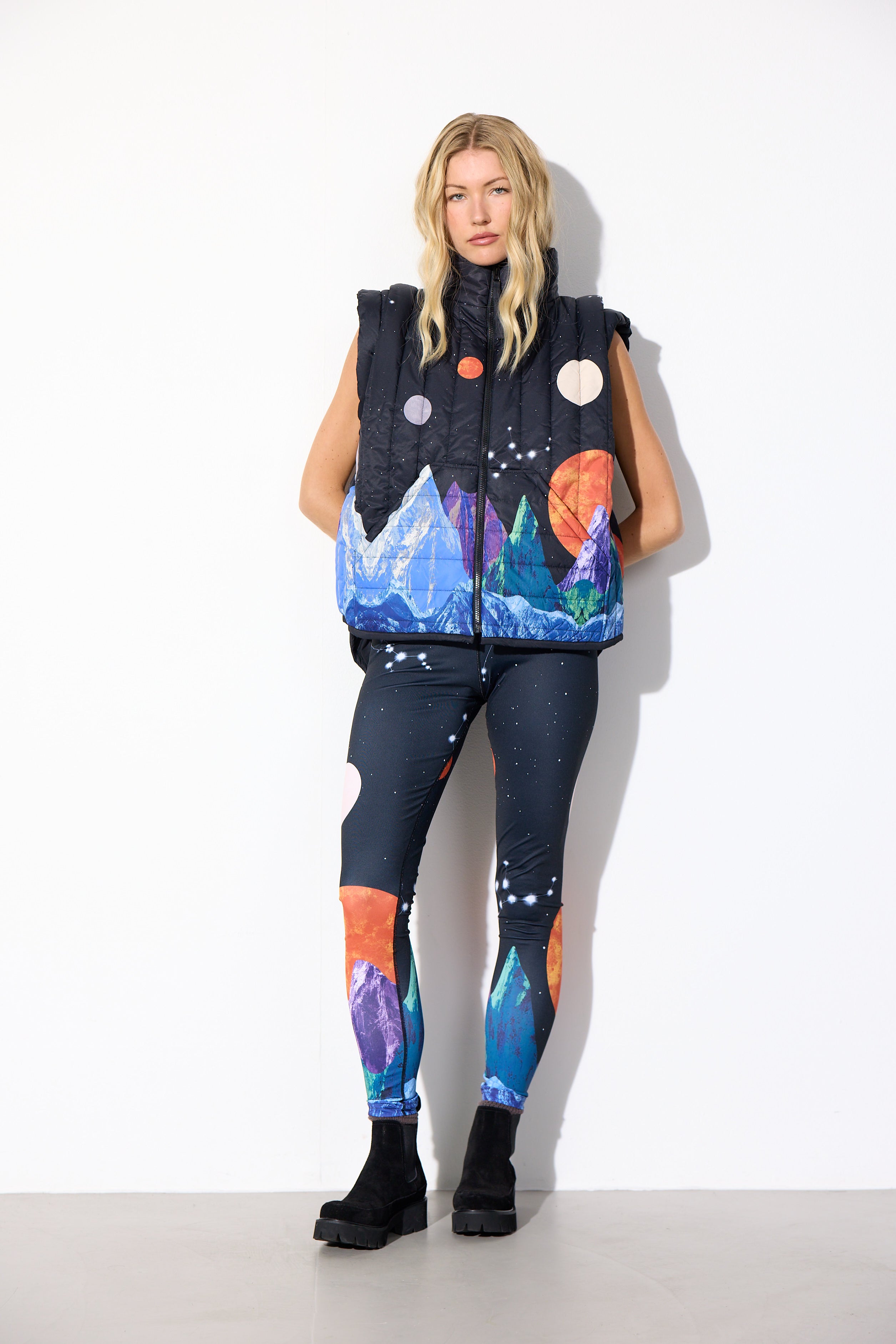 HUNKØN Justice Short vest Vests Outer Space Art Print