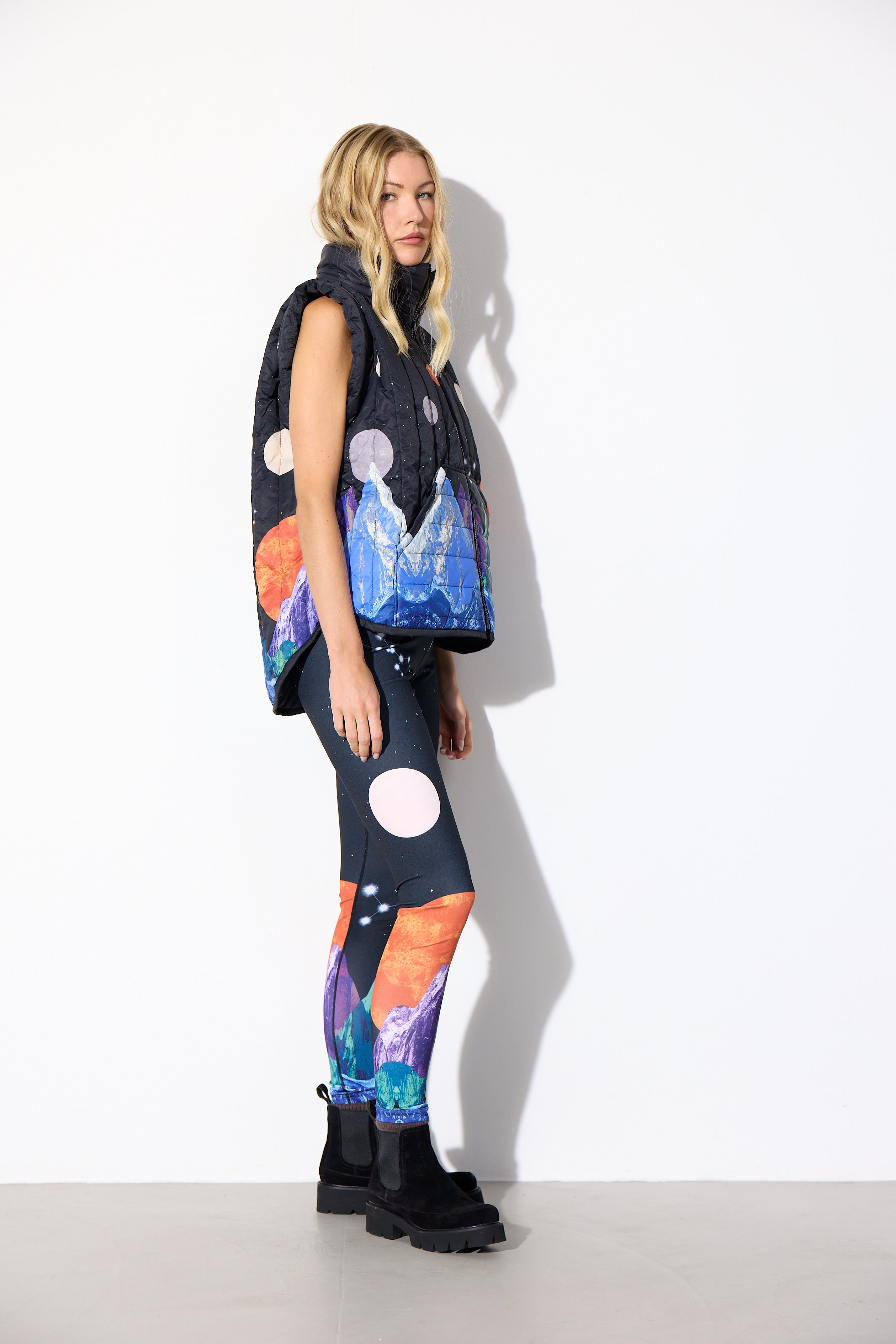 HUNKØN Justice Short vest Vests Outer Space Art Print