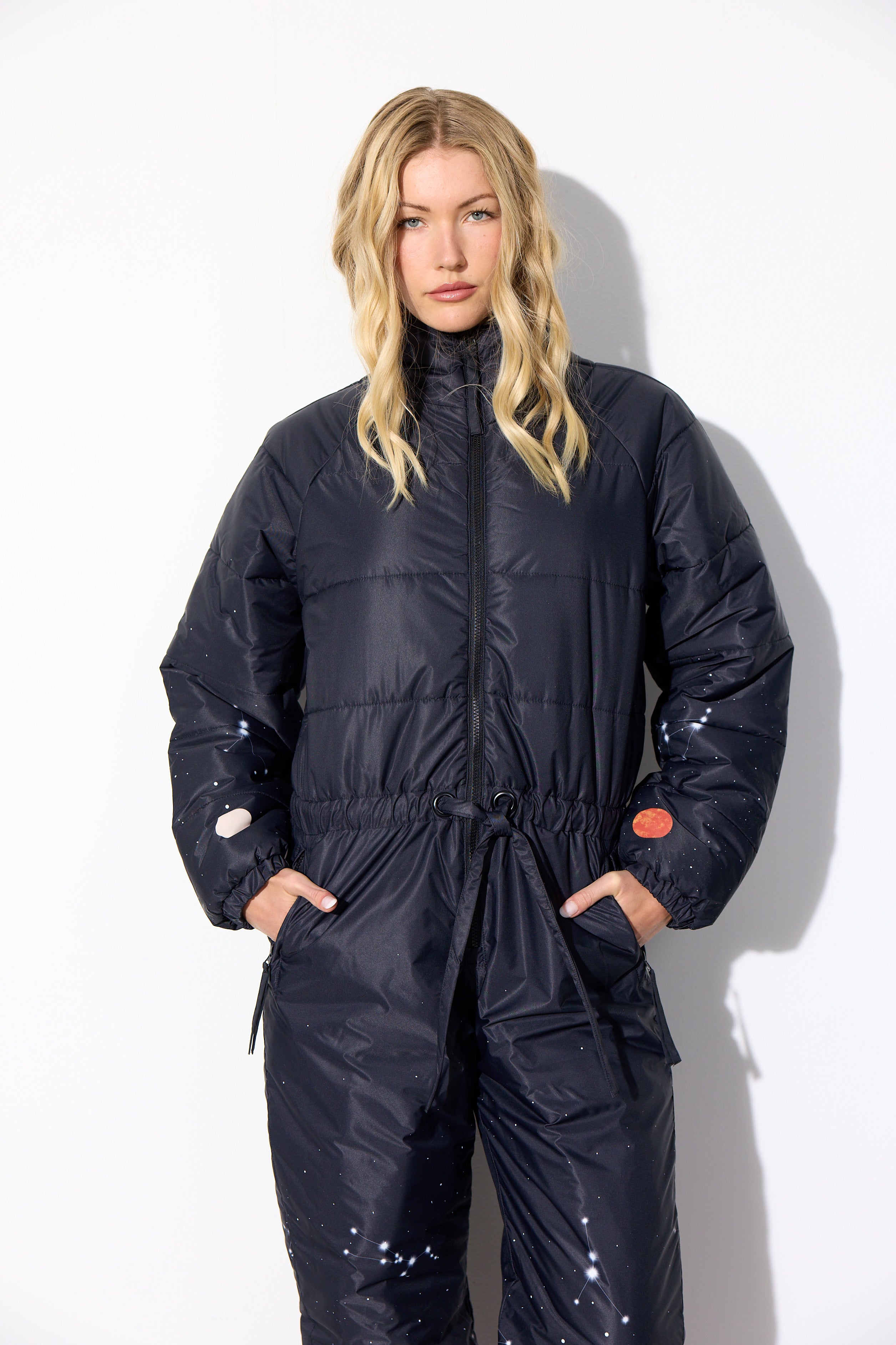 HUNKØN Justice Snowsuit Flyverdragter Outer Space Art Print