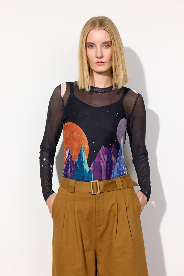 HUNKØN Annika Mesh Blouse Bluser Outer Space Art Print