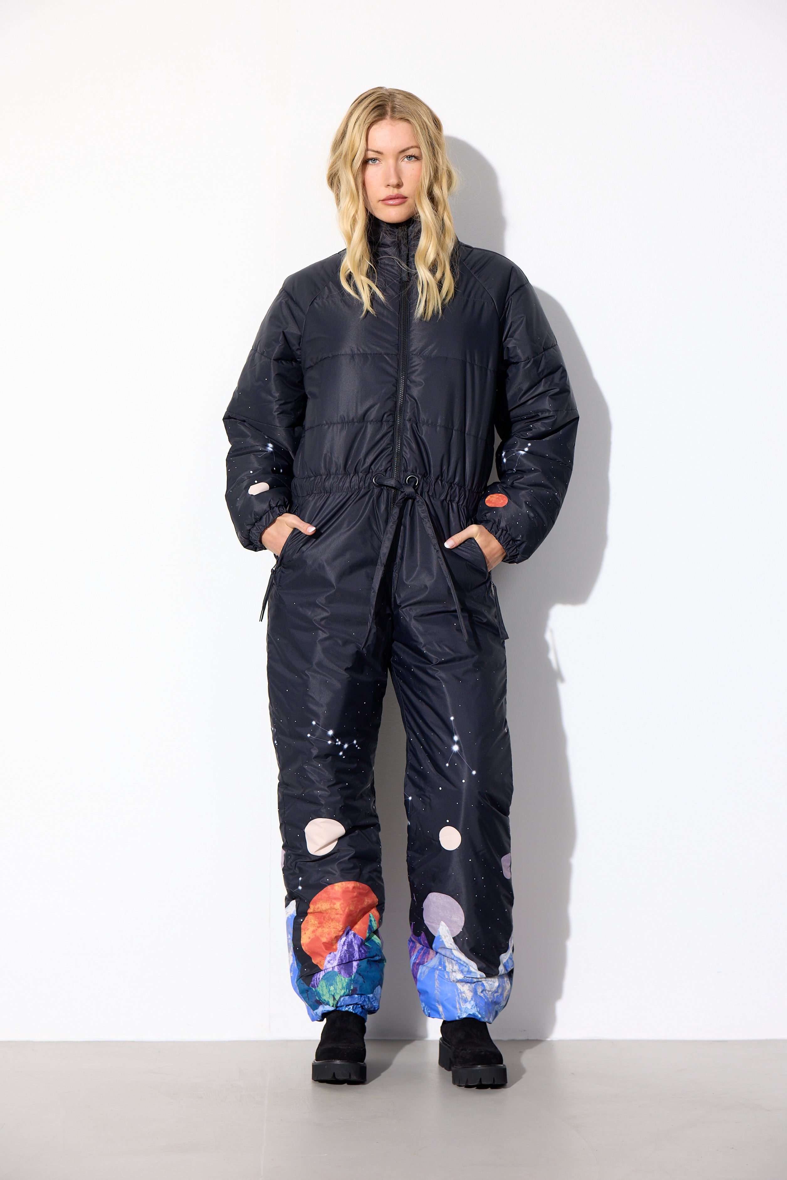 HUNKØN Justice Snowsuit Flyverdragter Outer Space Art Print